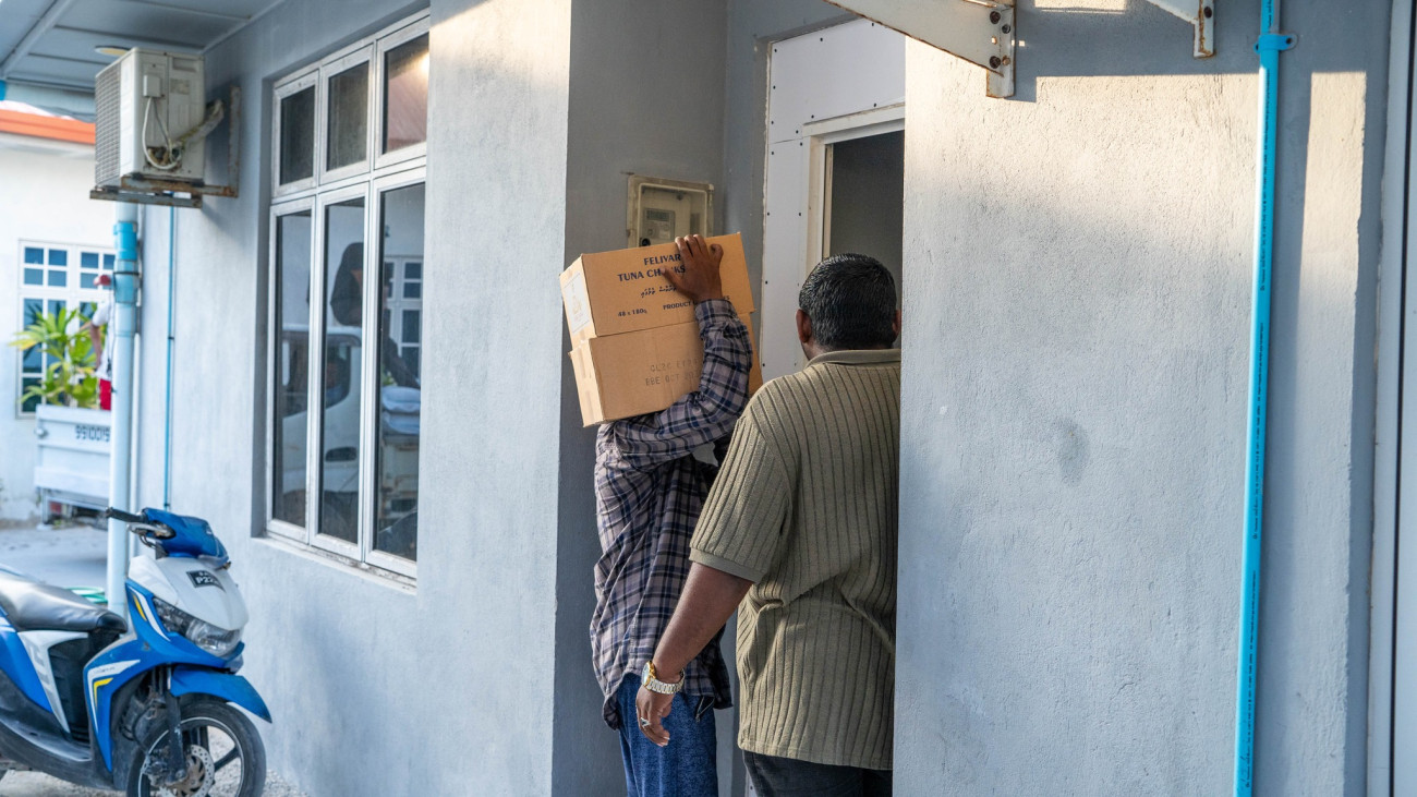 ރައީސުލްޖުމްހޫރިއްޔާ ޑރ.މުޙައްމަދު މުއިއްޒުގެ ރޯދަ ހަދިޔާގެ ގޮތުގައި ސަރުކާރުން ފޮނުއްވާފައިވާ މަސްދަޅު ކޭސްތައް، މިއަދު ގއ.ވިލިނގިލި ކައުންސިލުން ވަނީ ރައްޔިތުންނާ ހަމައަށް ފޯރުކޮށްދޭން ފަށާ